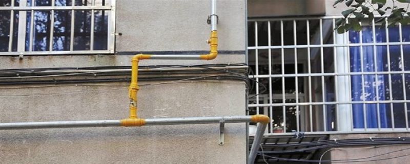 冬日清晨,在县内老城区老旧燃气管网改造工程室外管道项